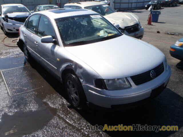 1999 VOLKSWAGEN PASSAT GLS, WVWMD63B2XE454107