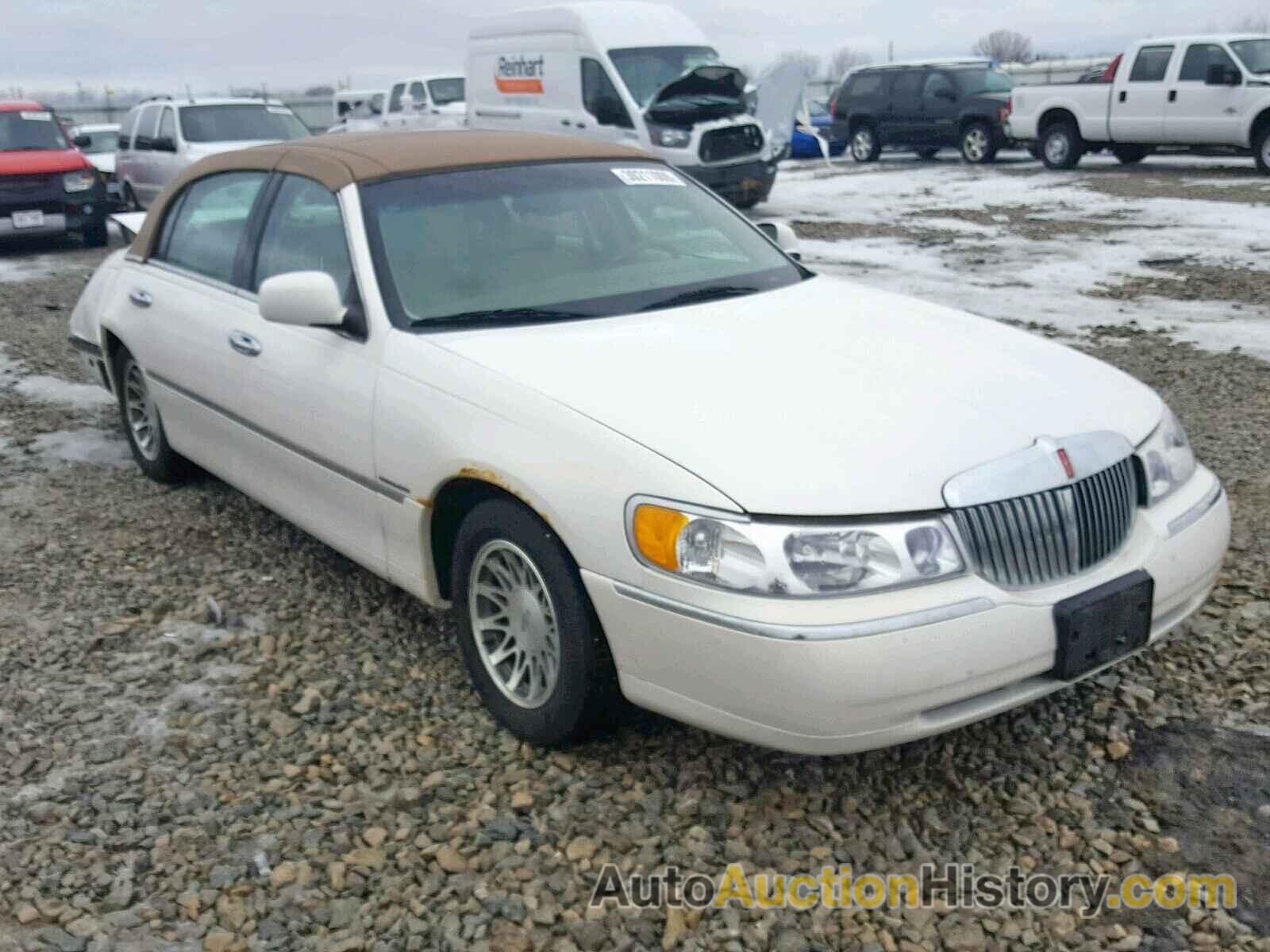 2000 LINCOLN TOWN CAR SIGNATURE, 1LNHM82W5YY913935