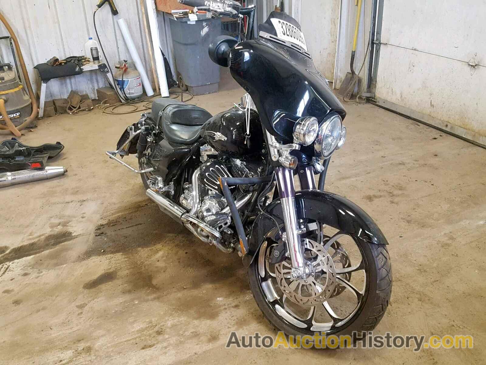 2010 HARLEY-DAVIDSON FLHXSE, 1HD1PZ813AB951945