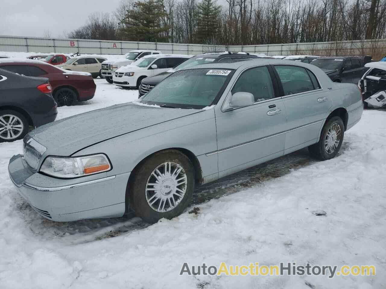 LINCOLN TOWNCAR SIGNATURE LIMITED, 1LNHM82V27Y637042