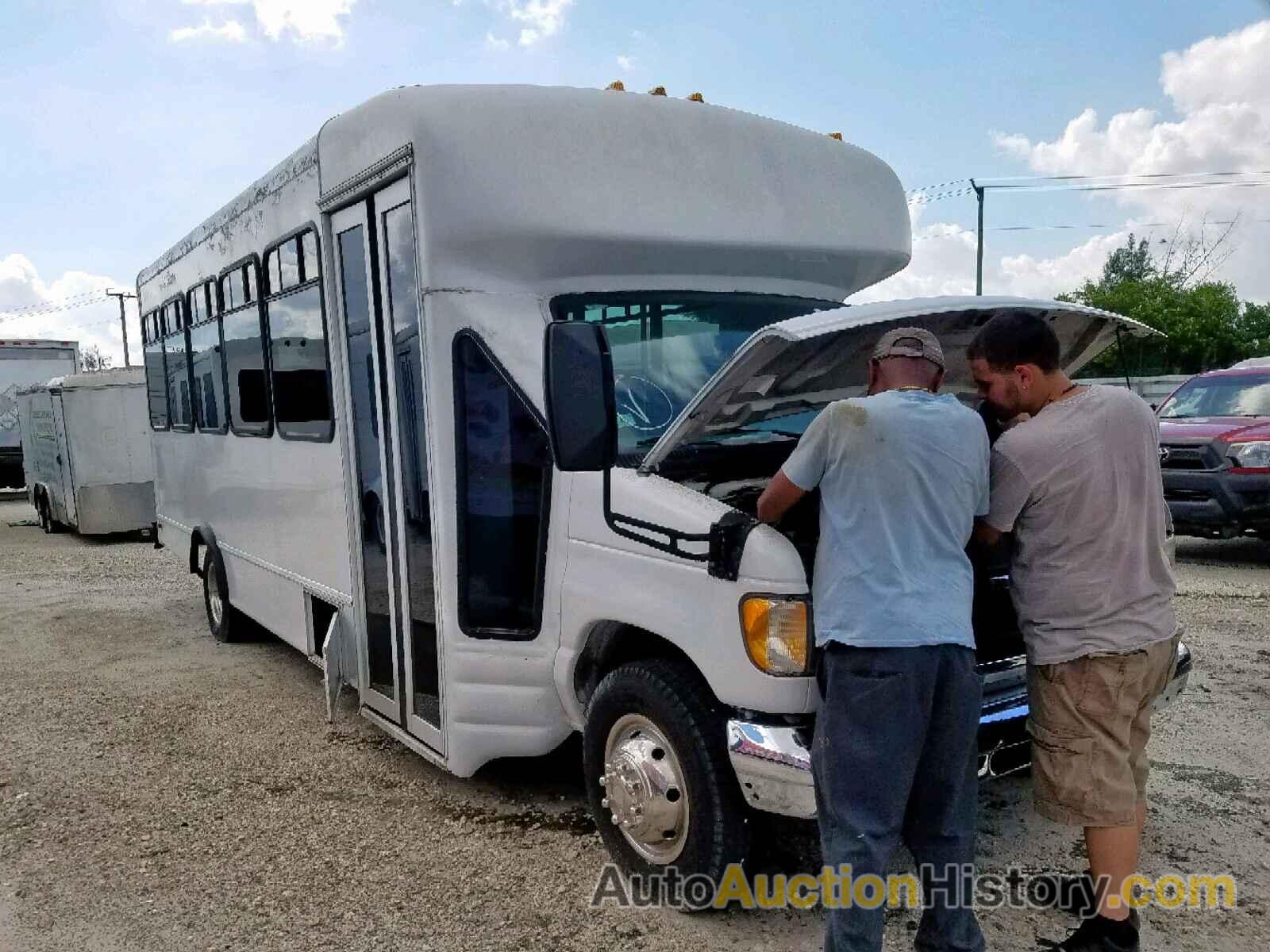 2006 FORD ECONOLINE E450 SUPER DUTY CUTAWAY VAN, 1FDXE45P76HA93571