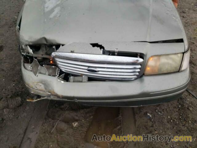 FORD CROWN VIC, 2FAFP73W32X158101