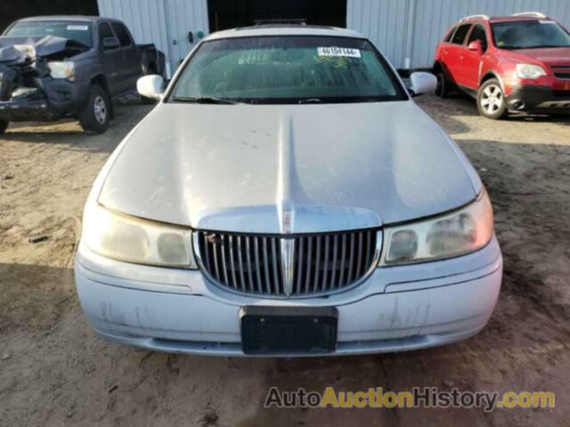 LINCOLN TOWNCAR SIGNATURE, 1LNHM82W01Y676972