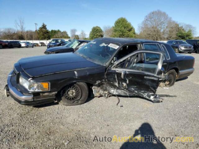 LINCOLN TOWNCAR SIGNATURE, 1LNLM82F4LY630428