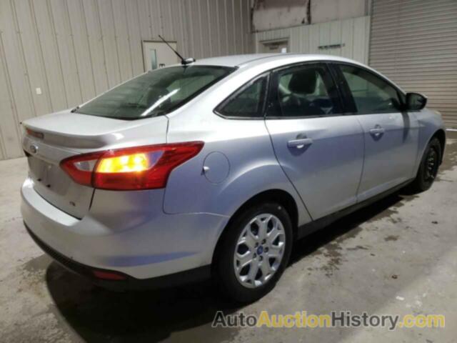 FORD FOCUS SE, 1FAHP3F29CL128237