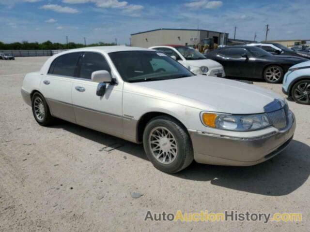 LINCOLN TOWNCAR SIGNATURE, 1LNHM82W52Y635531