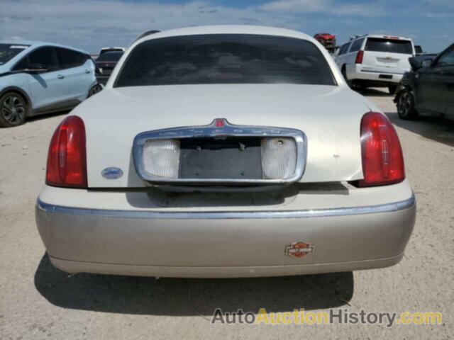 LINCOLN TOWNCAR SIGNATURE, 1LNHM82W52Y635531