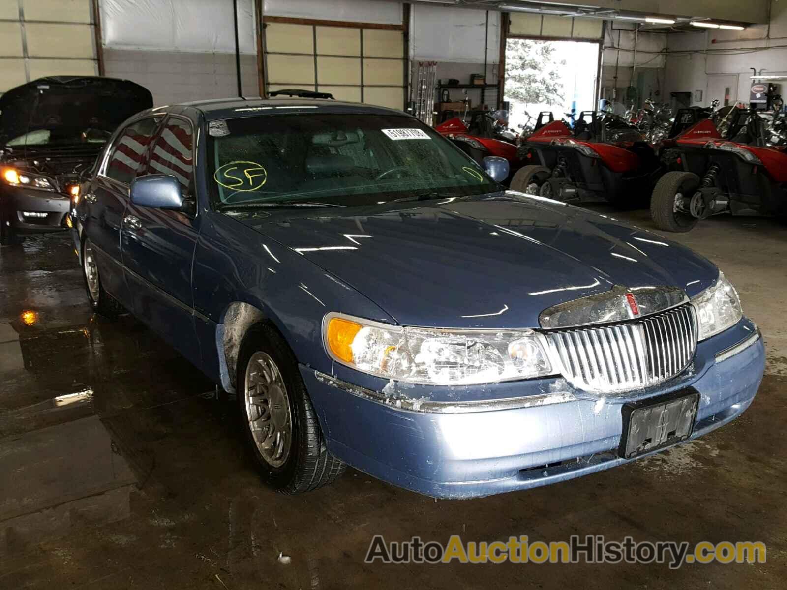 2000 LINCOLN TOWN CAR SIGNATURE, 1LNHM82W2YY845657