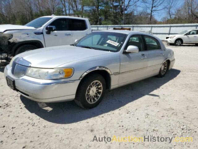 LINCOLN TOWNCAR SIGNATURE, 1LNHM82W52Y667282