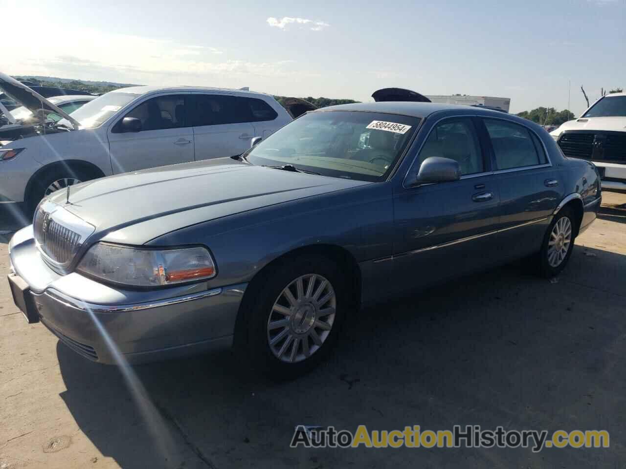 LINCOLN TOWNCAR EXECUTIVE, 1LNHM81WX3Y682962