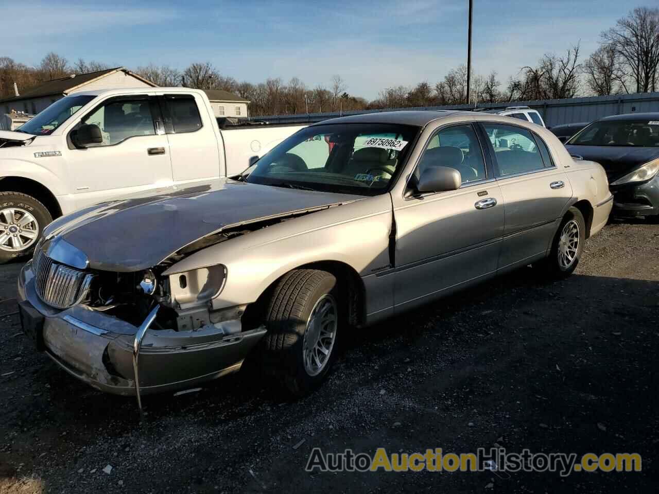 2000 LINCOLN TOWNCAR SIGNATURE, 1LNHM82W6YY846665