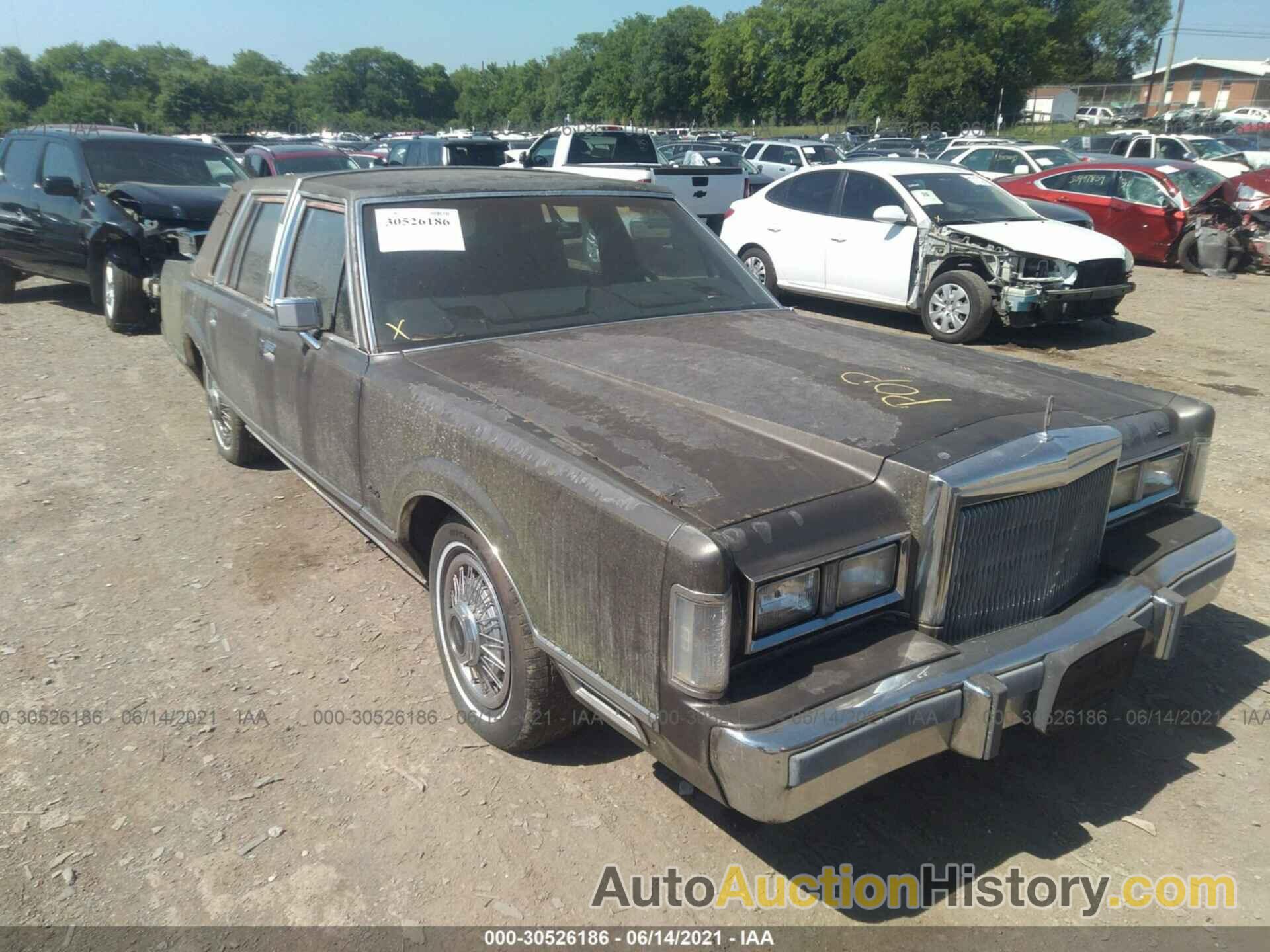 LINCOLN TOWN CAR, 1LNBM81FXJY799413