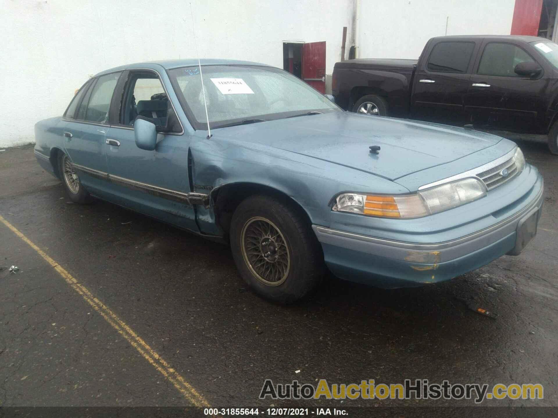 FORD CROWN VICTORIA LX, 2FALP74W0RX141137