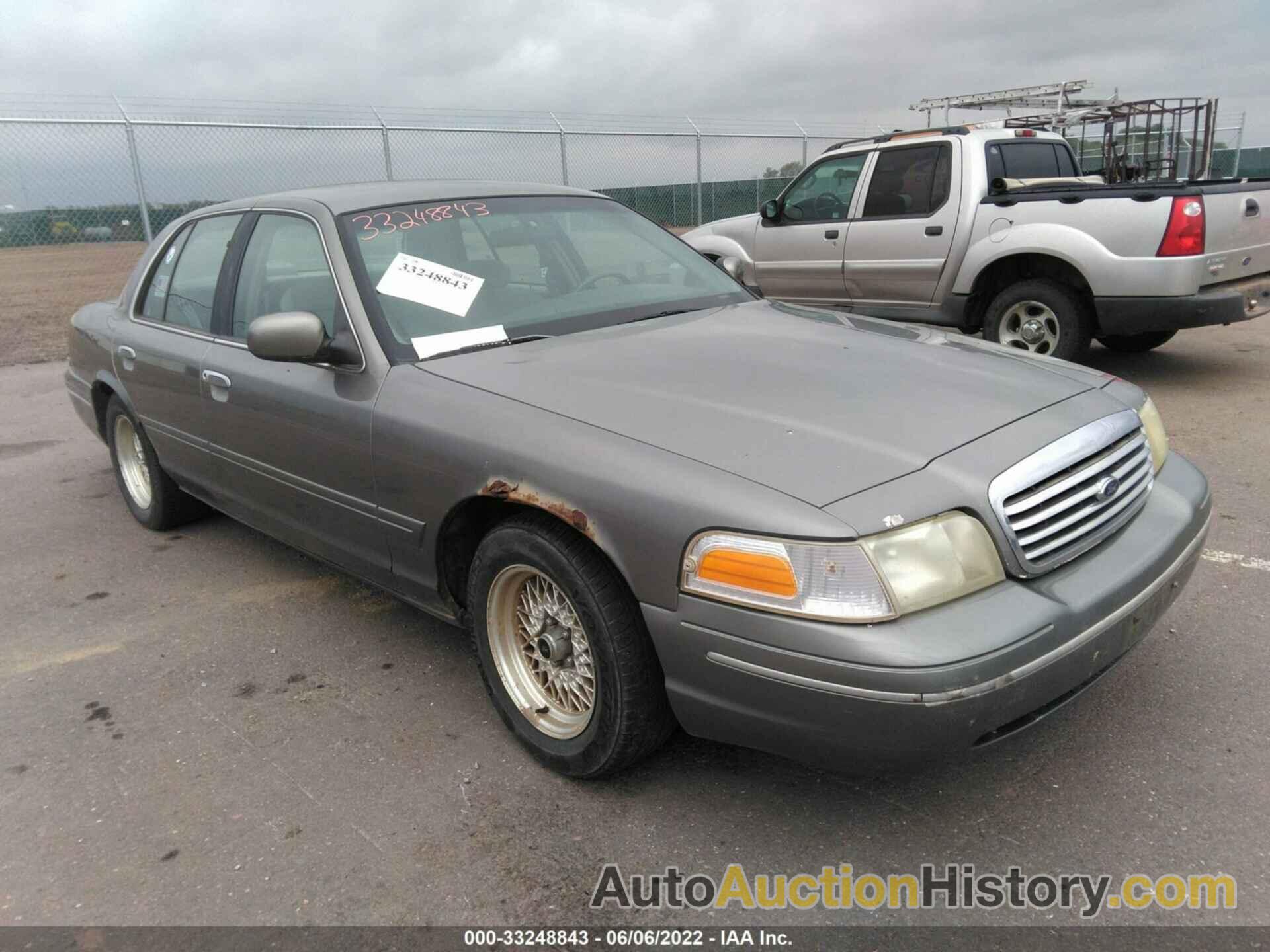 FORD CROWN VICTORIA, 2FAFP73W8WX177071