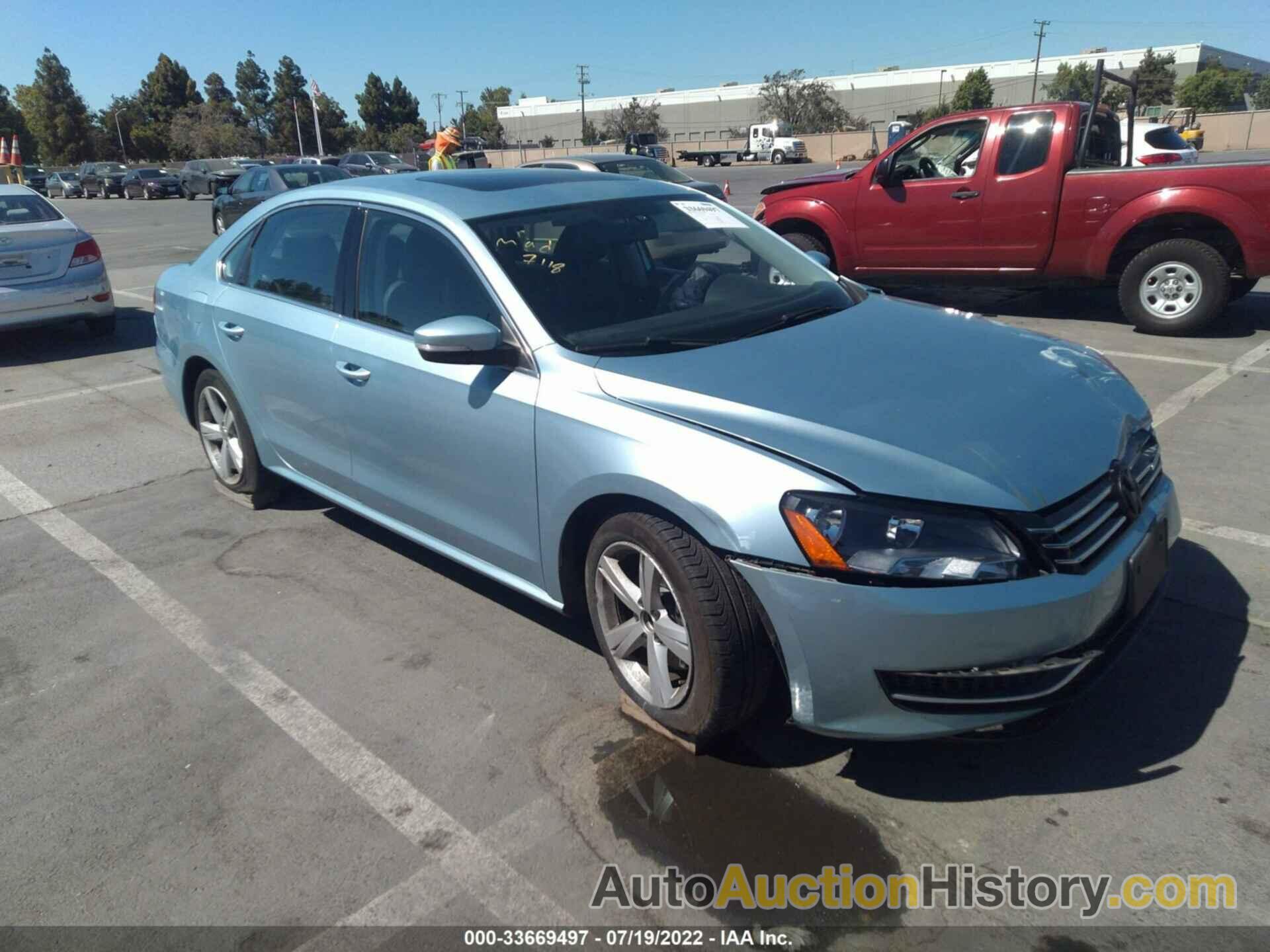 VOLKSWAGEN PASSAT SE W/SUNROOF & NAV, 1VWBP7A34DC036569