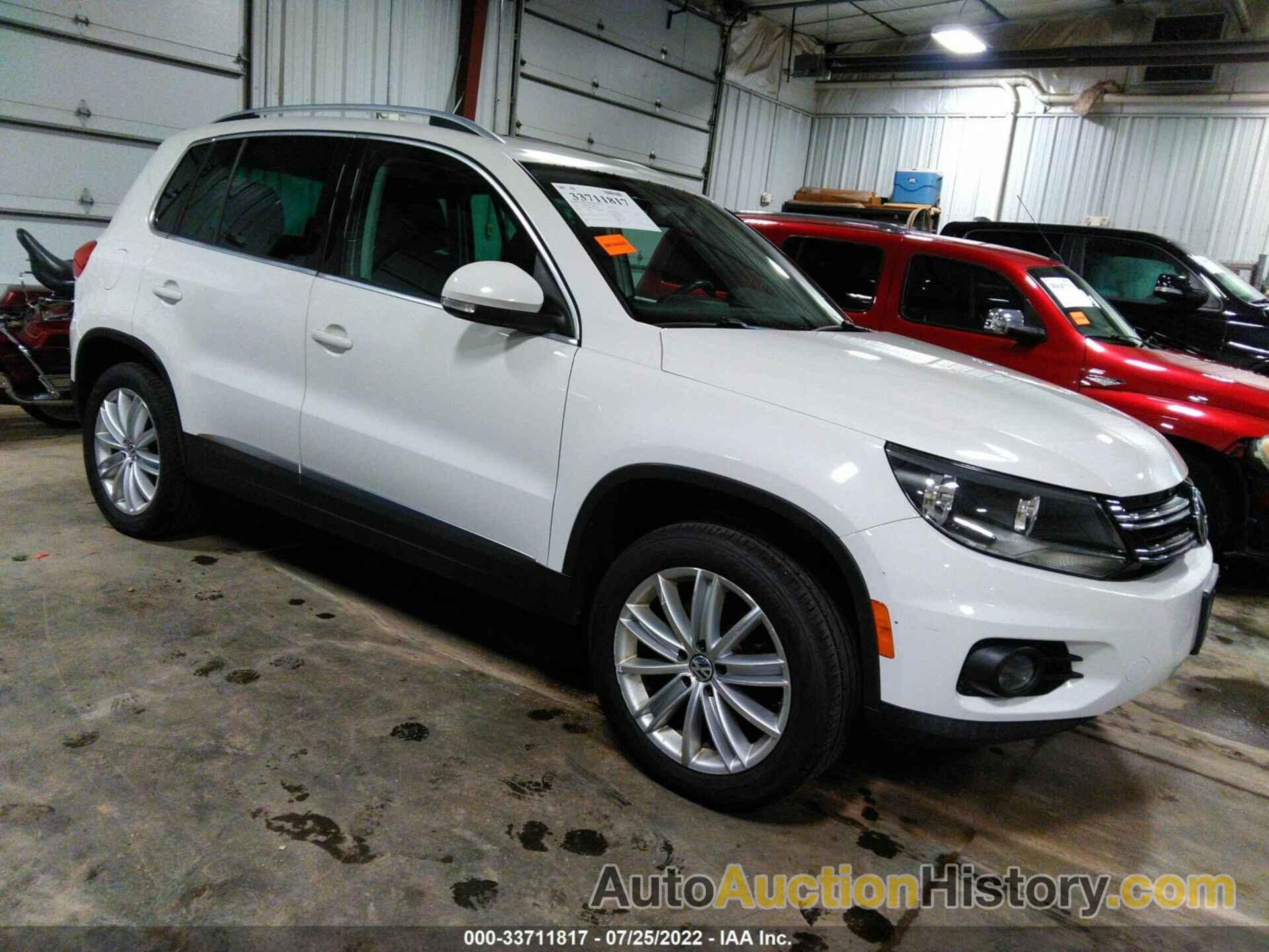 VOLKSWAGEN TIGUAN SE W/SUNROOF & NAV, WVGBV7AX8DW528009