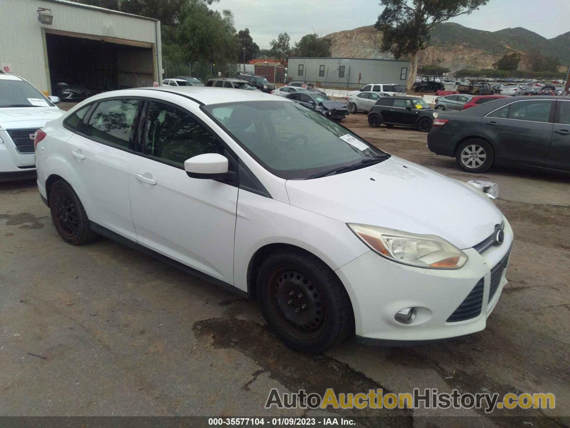 FORD FOCUS SE, 1FAHP3F29CL349420