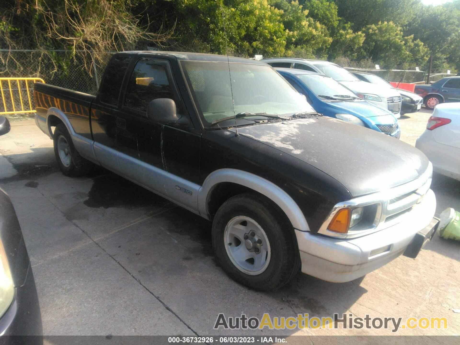 CHEVROLET S-10 LS, 1GCCS19X5V8104473