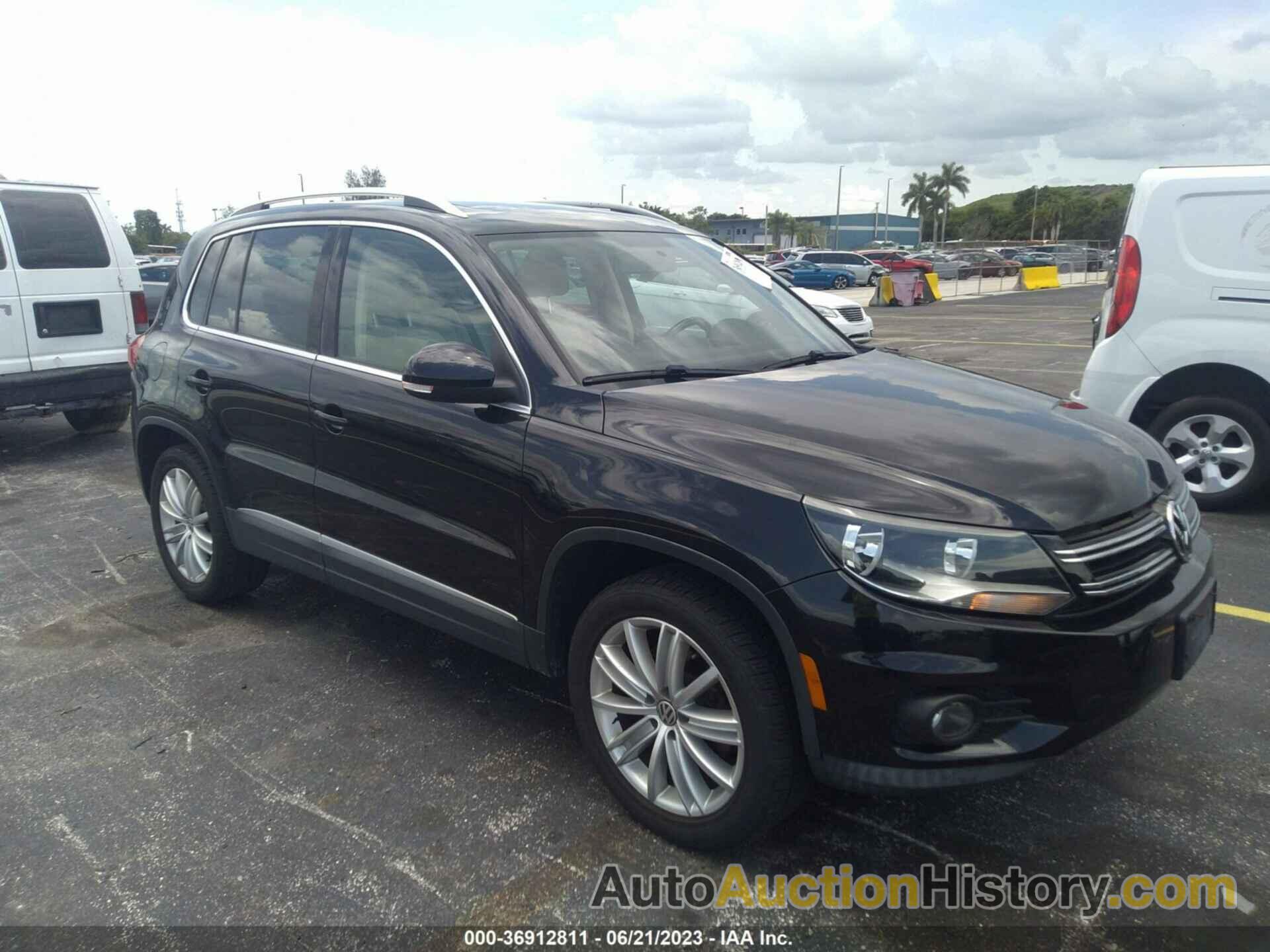 VOLKSWAGEN TIGUAN SE W/SUNROOF & NAV, WVGBV7AX0DW546696