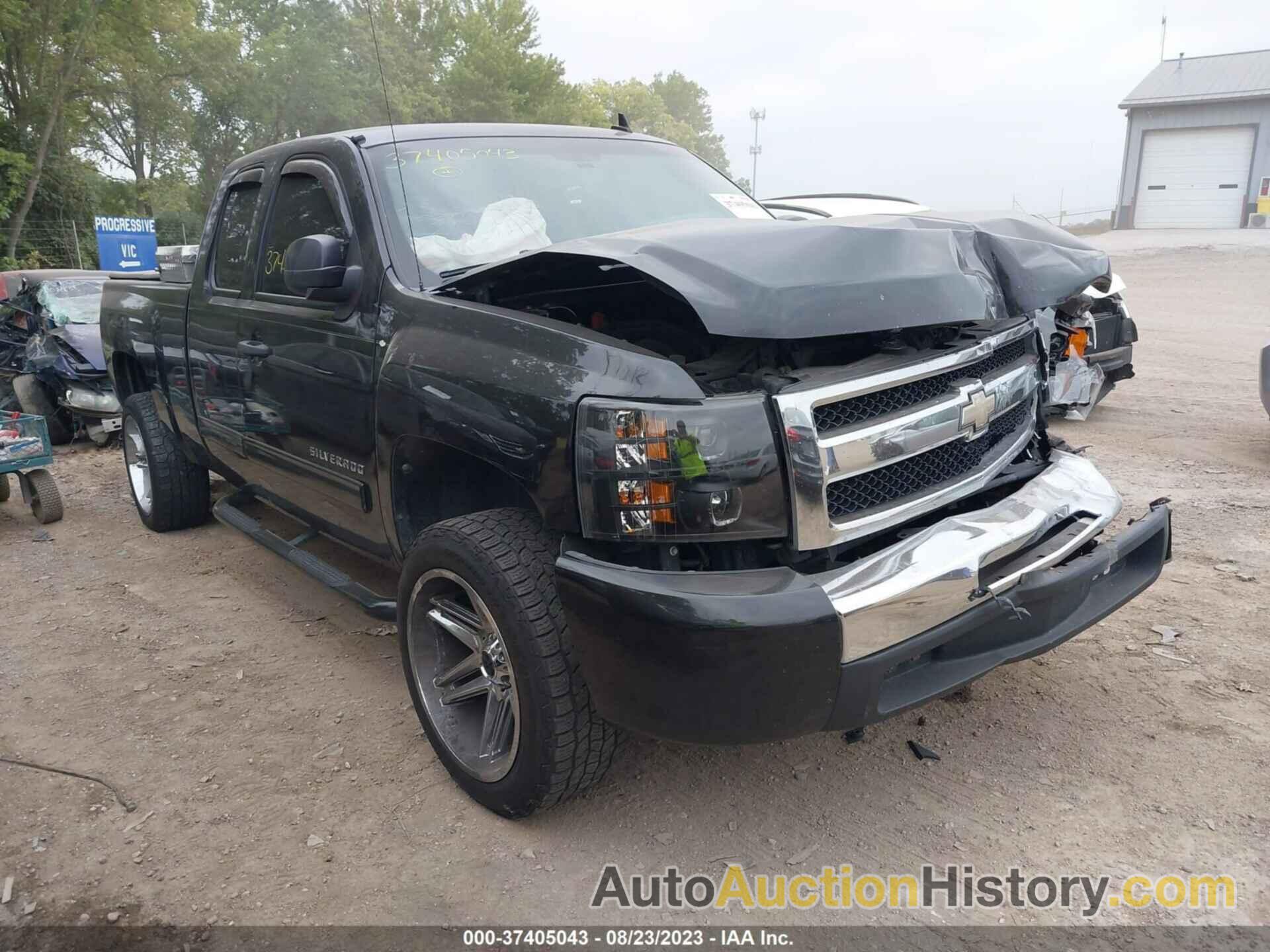 CHEVROLET SILVERADO 1500 LS, 1GCSCREA0AZ105379