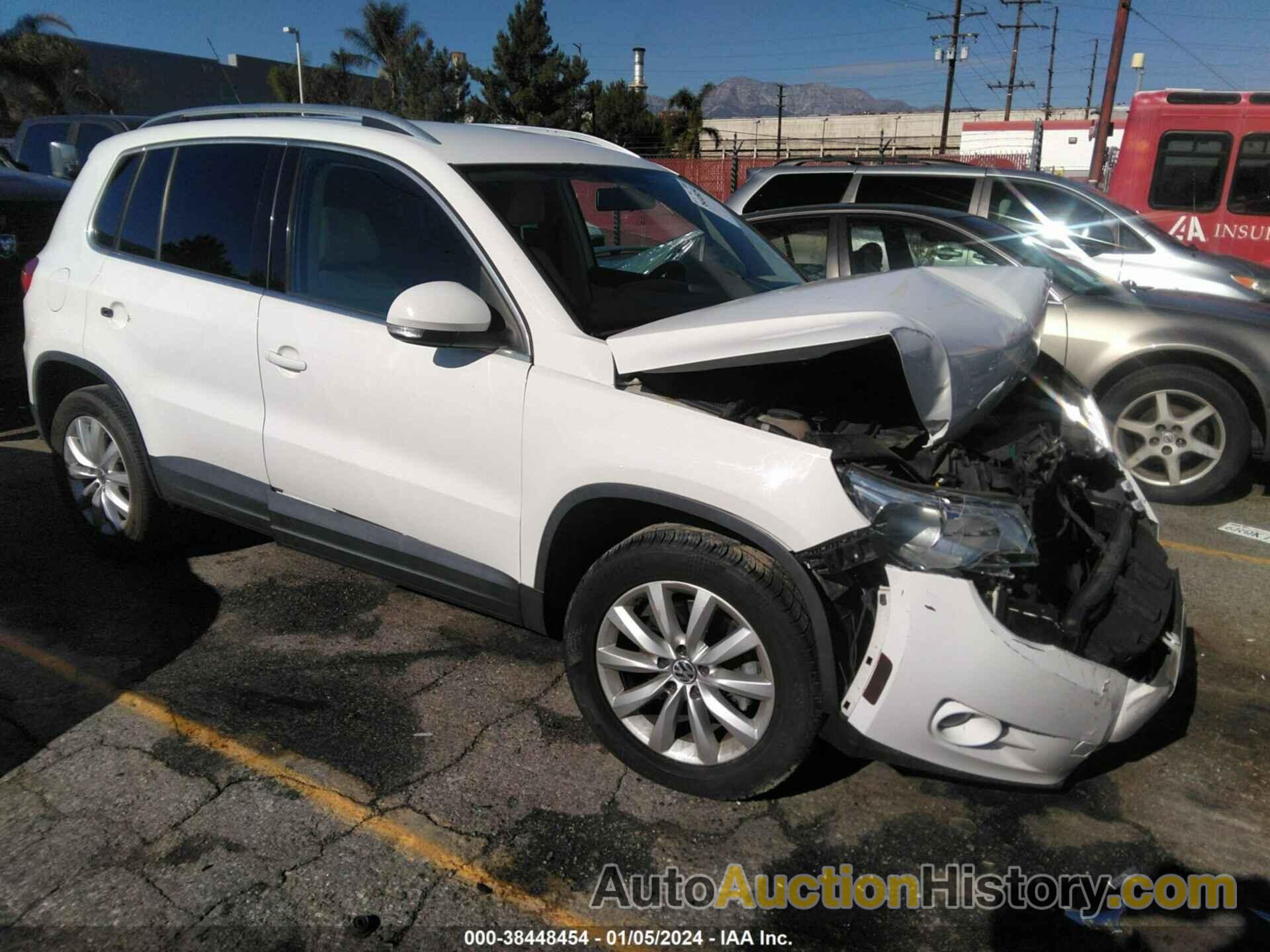 VOLKSWAGEN TIGUAN S/SE/SEL, WVGAV7AX3BW532896