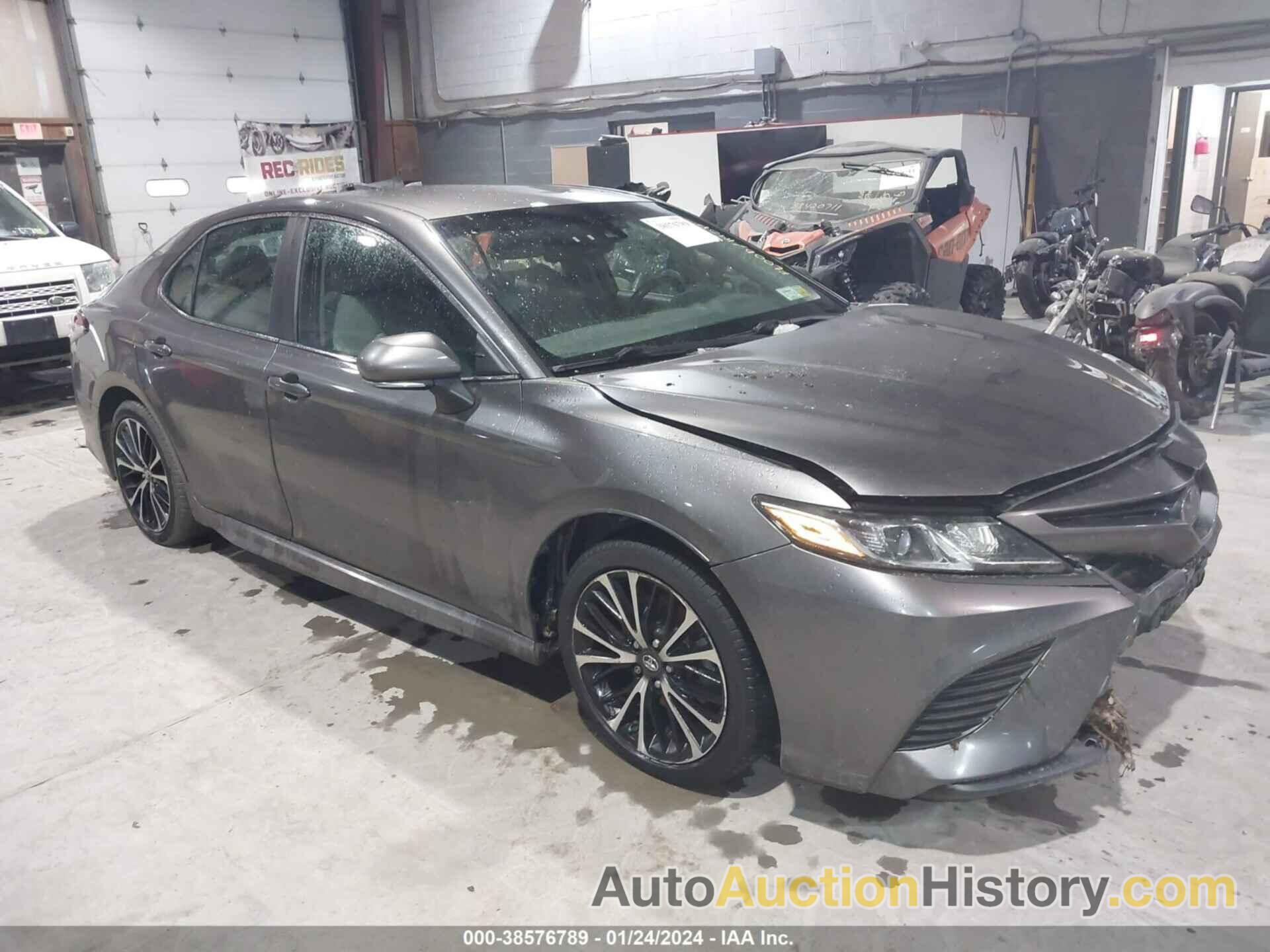 TOYOTA CAMRY SE, 4T1B11HK7JU670183