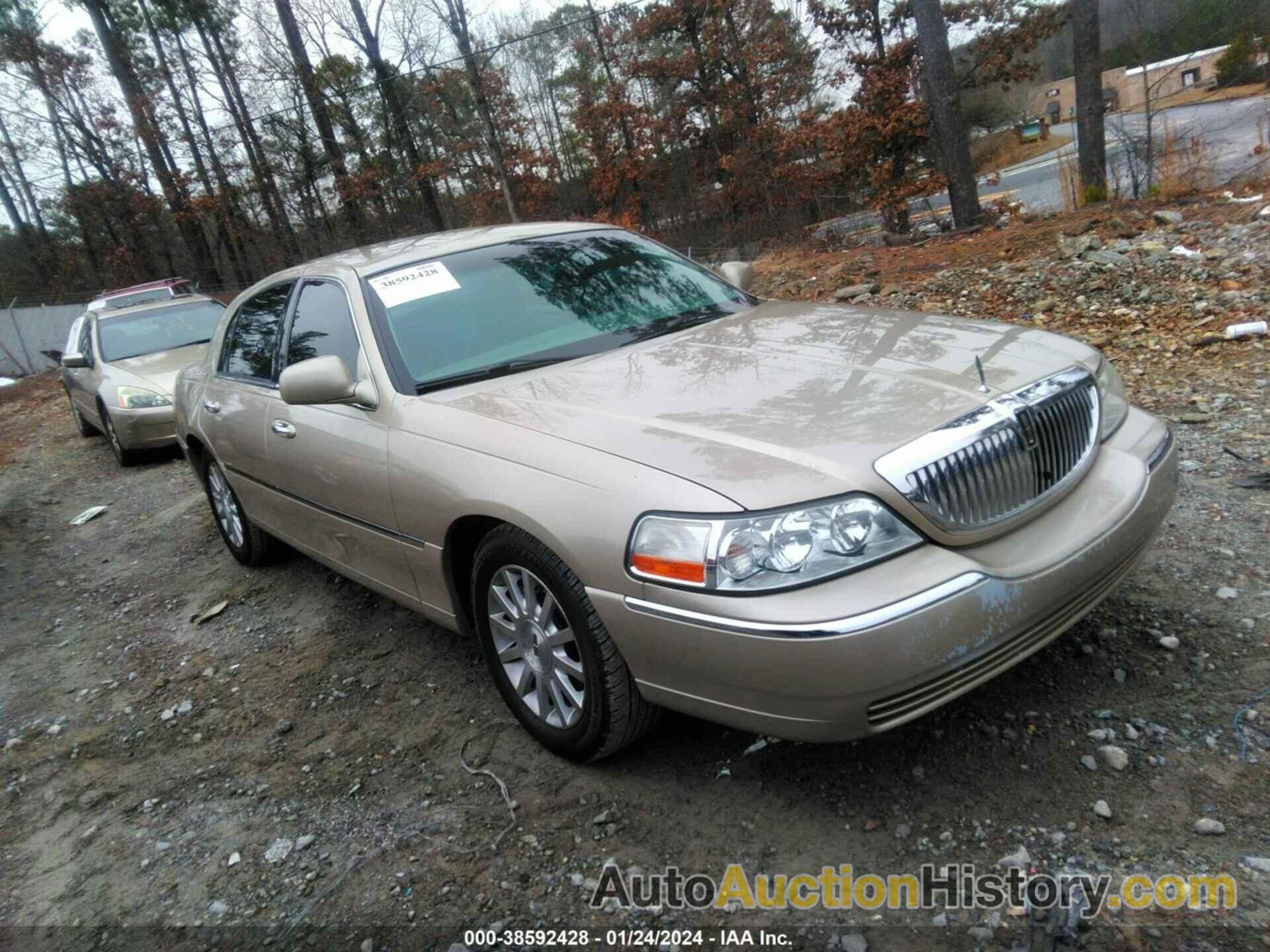 LINCOLN TOWN CAR SIGNATURE, 1LNHM81VX7Y623942