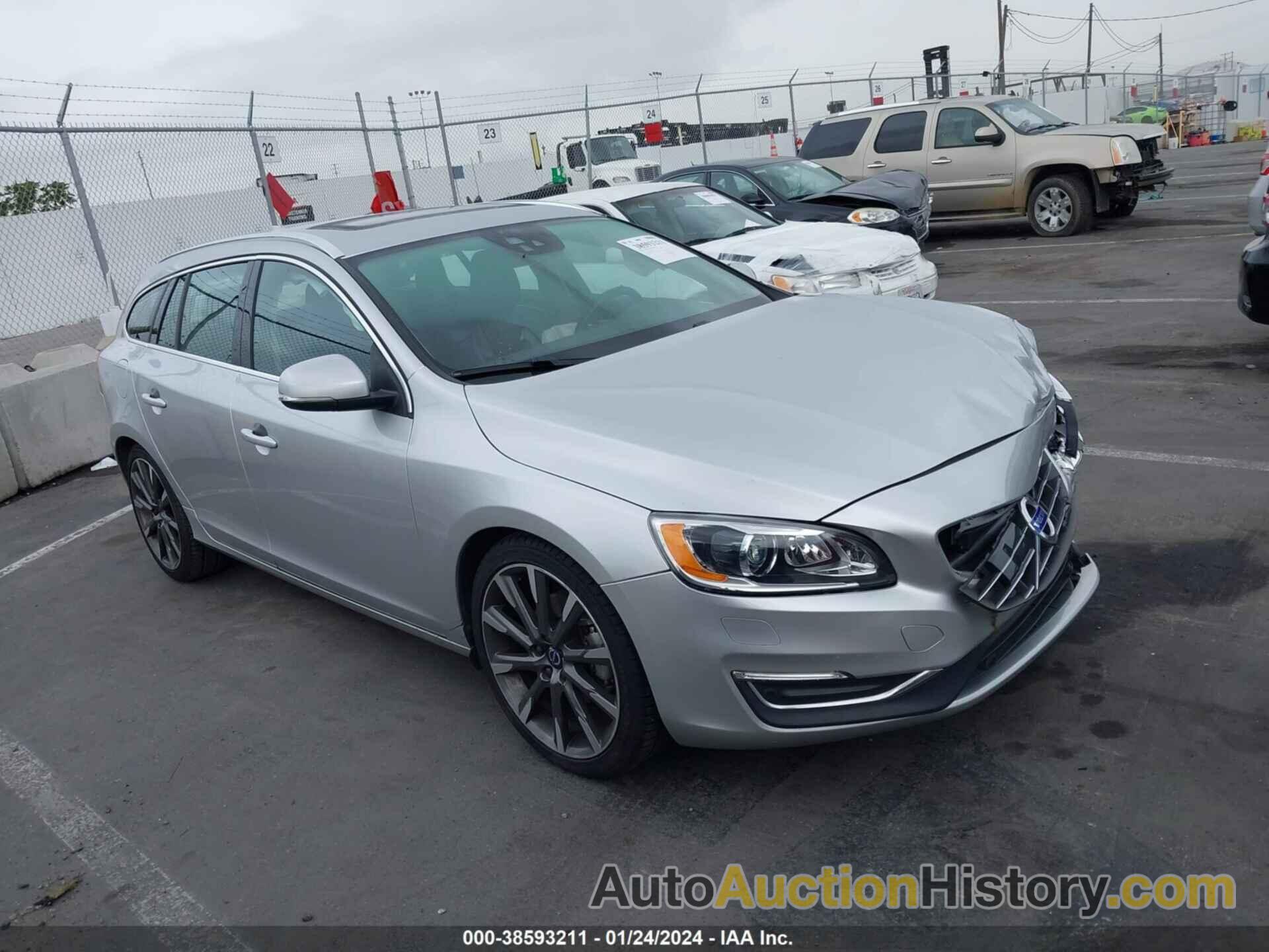 VOLVO V60 PLATINUM, YV140MEMXF1270175