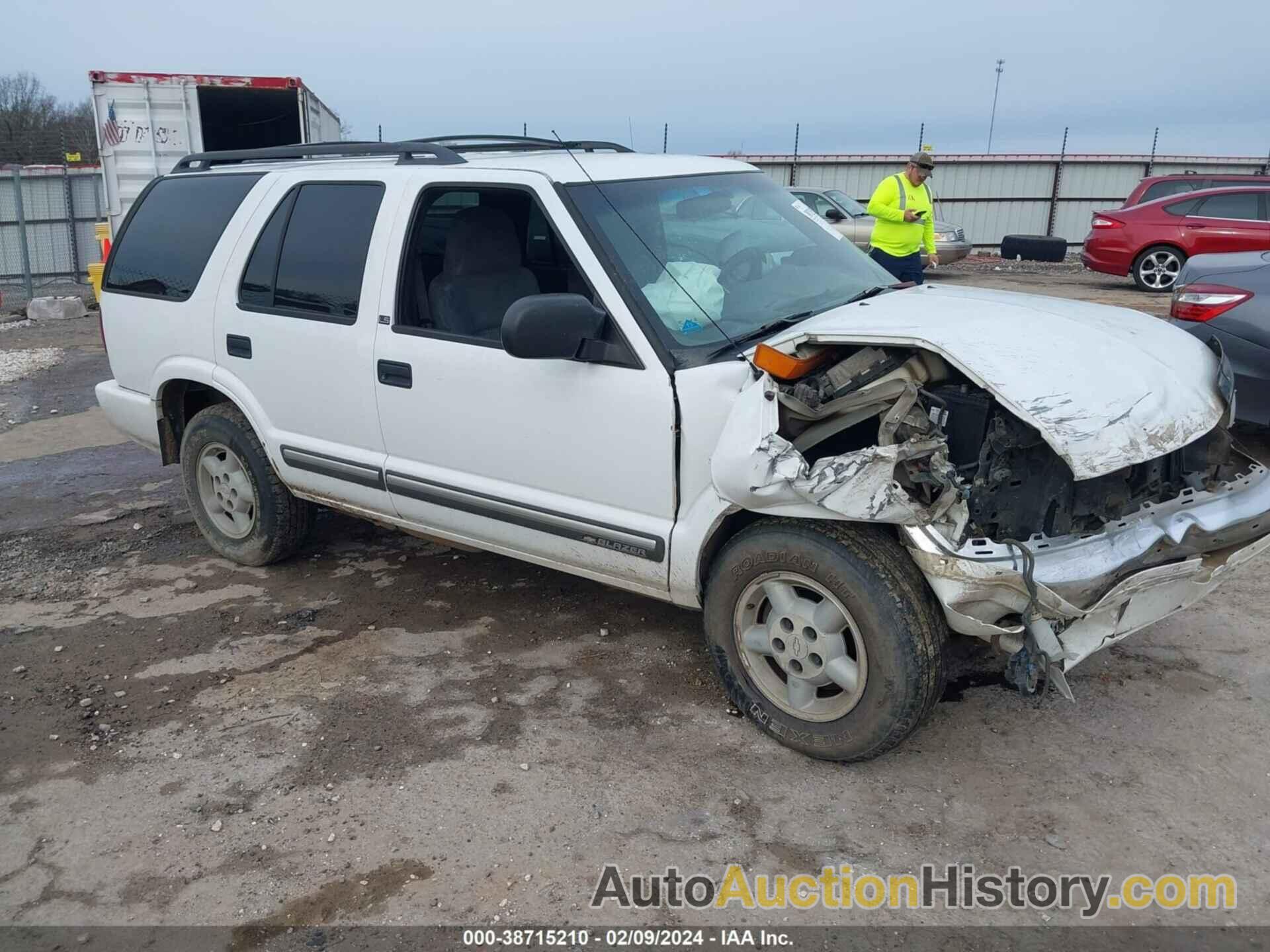 CHEVROLET BLAZER LS, 1GNDT13W712135228