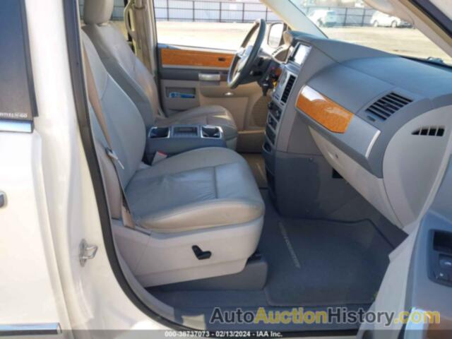 CHRYSLER TOWN AND COUNTRY, 