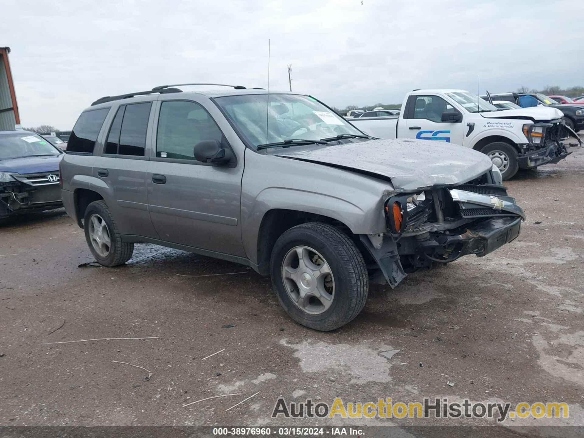 CHEVROLET TRAILBLAZER LS, 1GNDS13S272104137