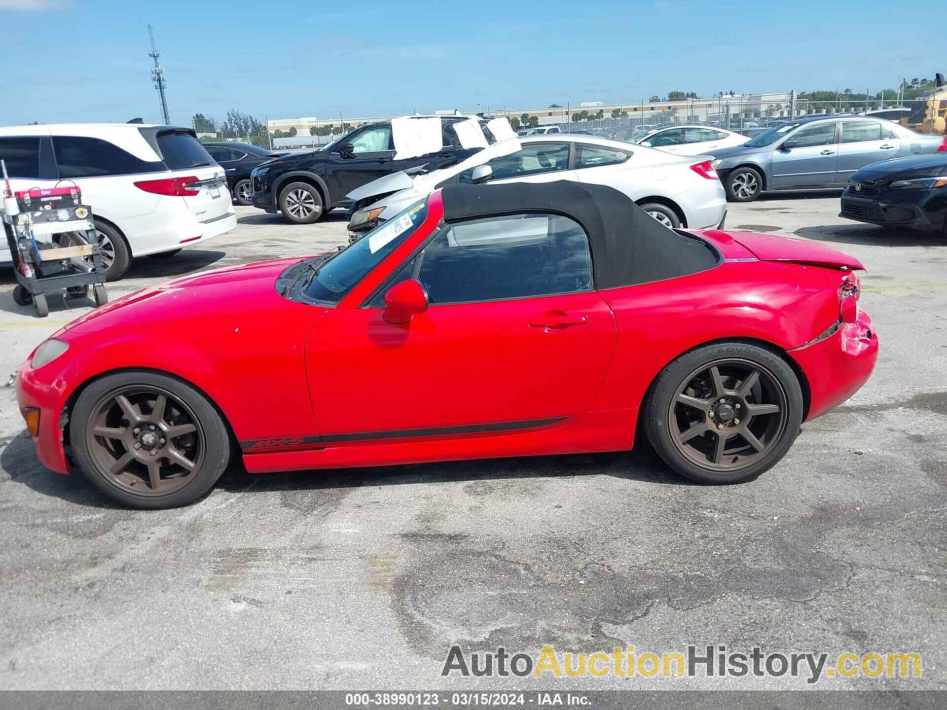 MAZDA MX-5 MIATA, JM1NC2JF8B0215222