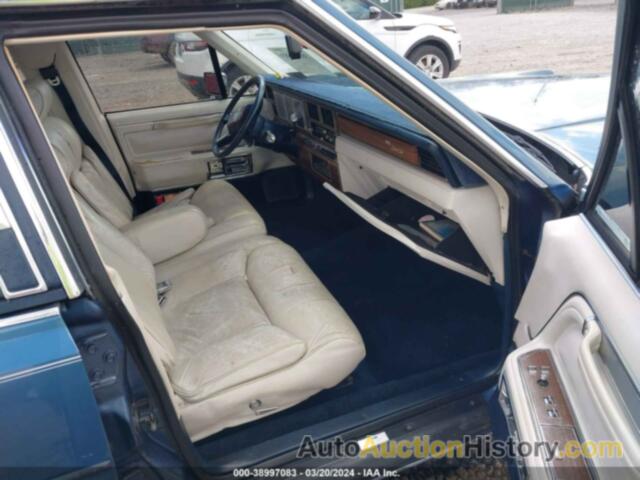 LINCOLN TOWN CAR SIGNATURE, 1LNBM82F3JY821413