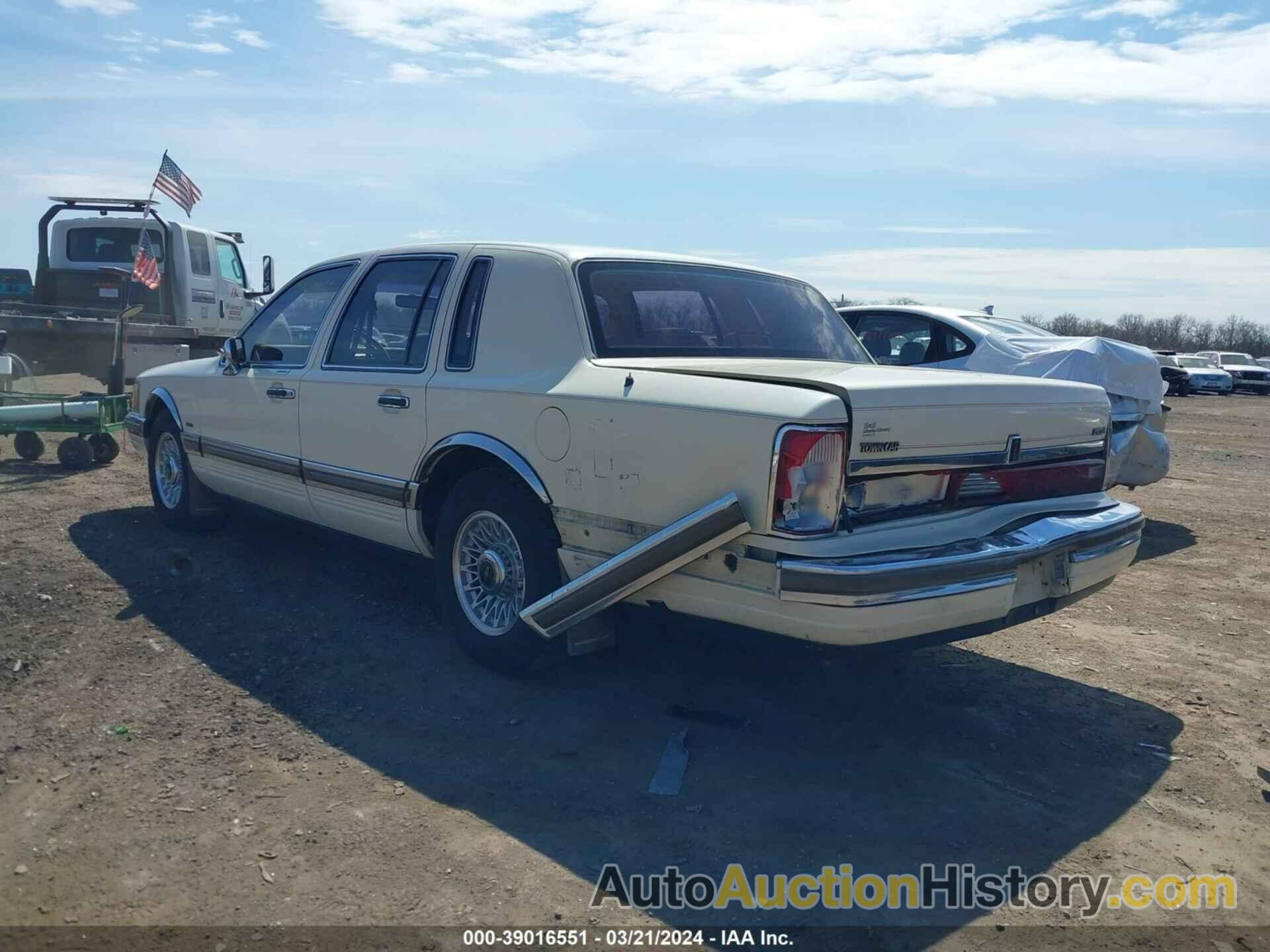 LINCOLN TOWN CAR, 1LNCM81F2LY828829