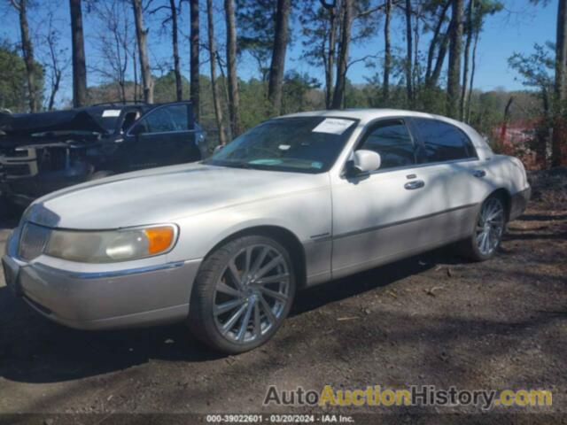 LINCOLN TOWN CAR SIGNATURE, 1LNHM82W81Y613005