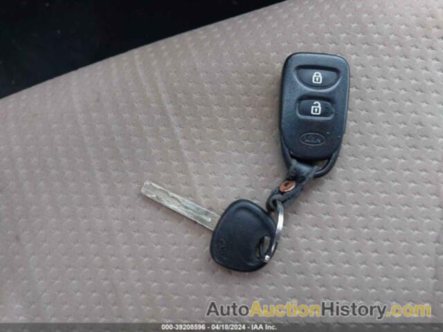 KIA SORENTO LX, 5XYKTCA12BG043227