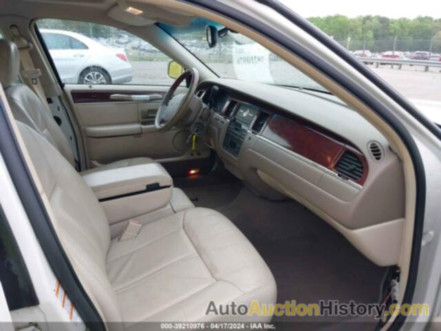 LINCOLN TOWN CAR SIGNATURE LIMITED, 1LNHM82W35Y602001