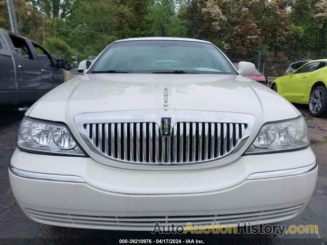 LINCOLN TOWN CAR SIGNATURE LIMITED, 1LNHM82W35Y602001