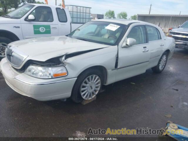 LINCOLN TOWN CAR SIGNATURE LIMITED, 1LNHM82W75Y611879