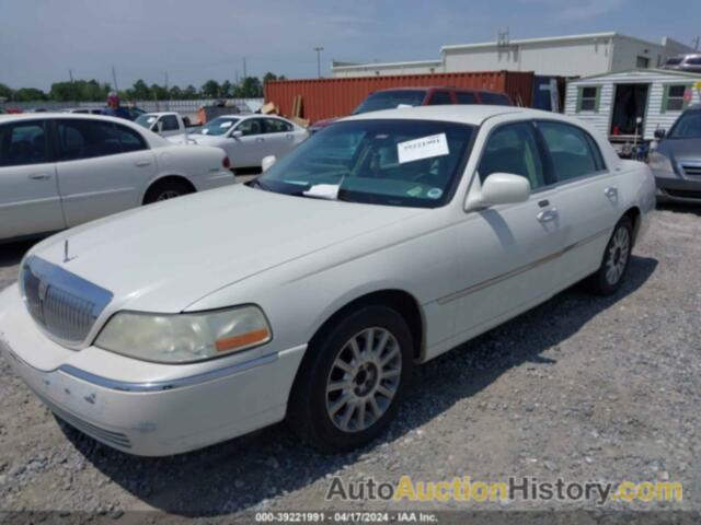 LINCOLN TOWN CAR SIGNATURE, 1LNHM81W06Y642247