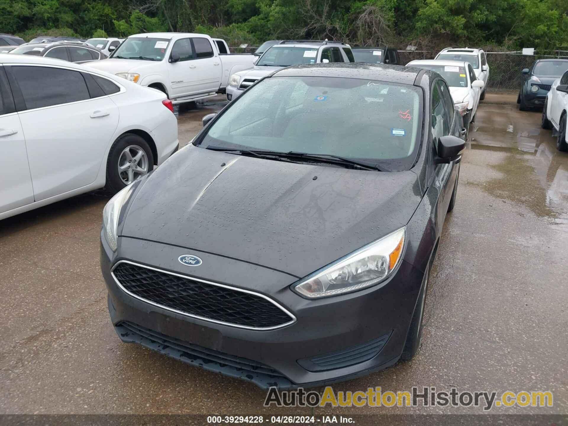 FORD FOCUS SE, 1FADP3K22FL317420