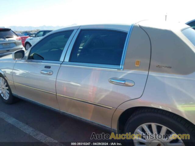 LINCOLN TOWN CAR SIGNATURE, 1LNHM81W75Y670819