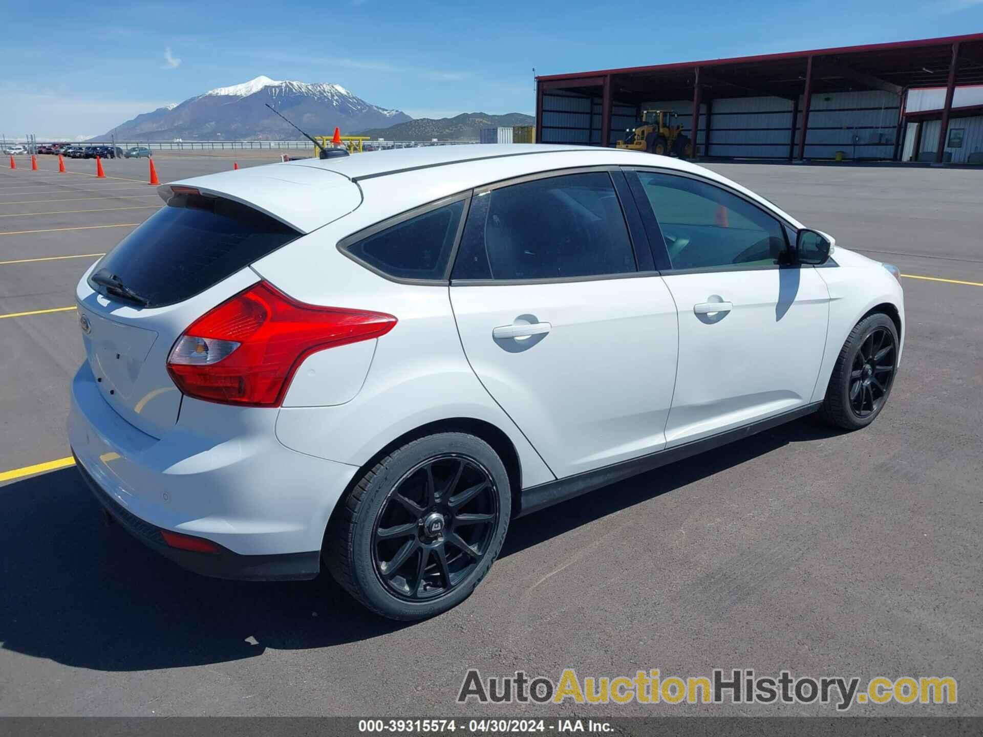 FORD FOCUS SE, 1FADP3K21DL107811