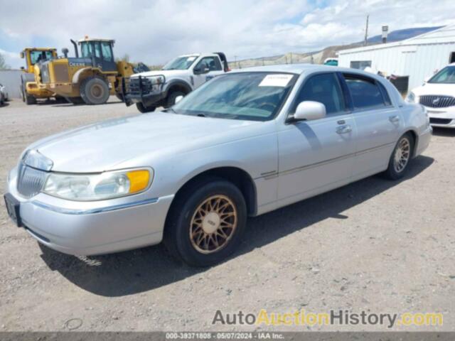 LINCOLN TOWN CAR SIGNATURE, 1LNHM82WX1Y607187