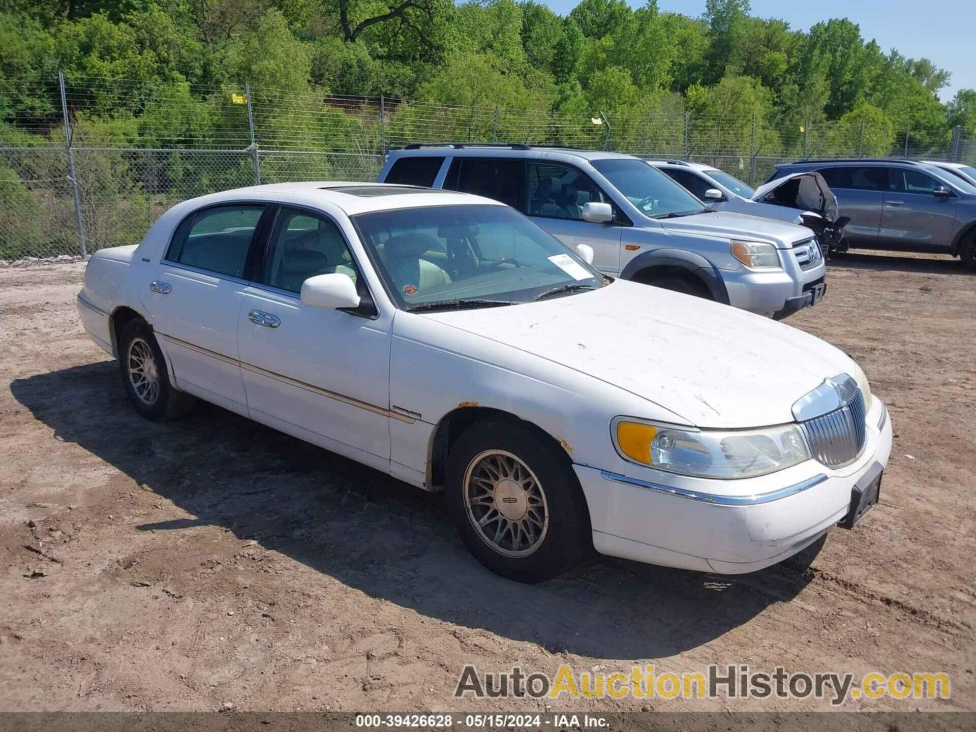 LINCOLN TOWN CAR SIGNATURE, 1LNHM82W12Y625921